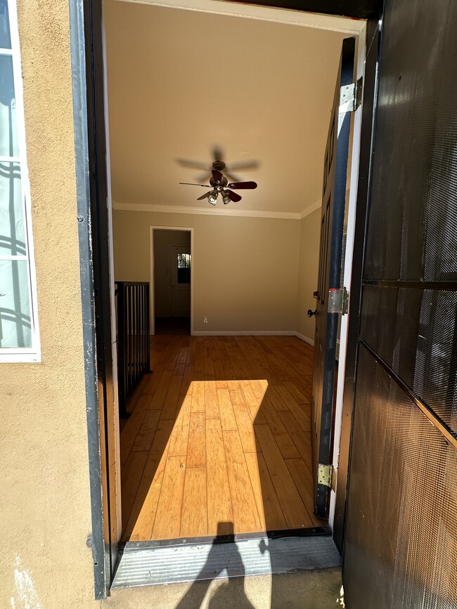 Building Photo - 904 N Normandie Ave