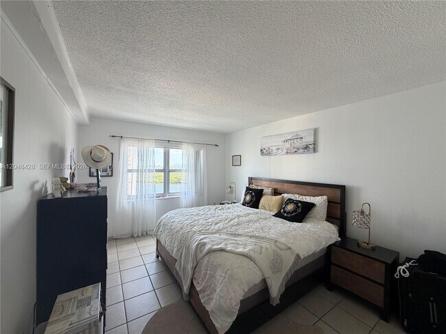 Building Photo - 400 Kings Point Dr