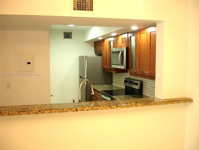 Foto del edificio - 18860 NW 57th Ave