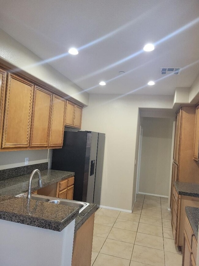 Building Photo - BEAUTIFUL SPACIOUS TOWNHOUSE IN GREAT LOCA...