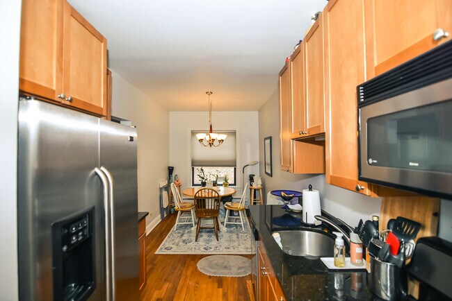 Building Photo - 748 W Addison St