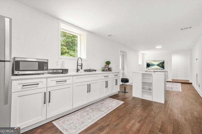 Building Photo - 2430 Hanford Dr SW