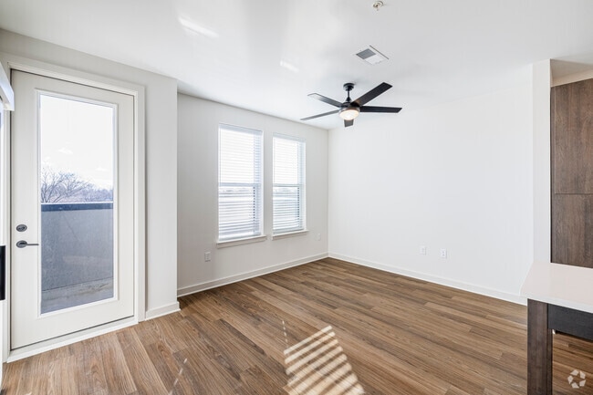 1BR, 1BA - 776 SF - Living Room - Ellison Museum District