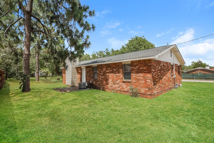 Building Photo - Lovely Home on Travis Road