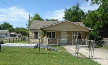 Building Photo - 315 SW J Ave