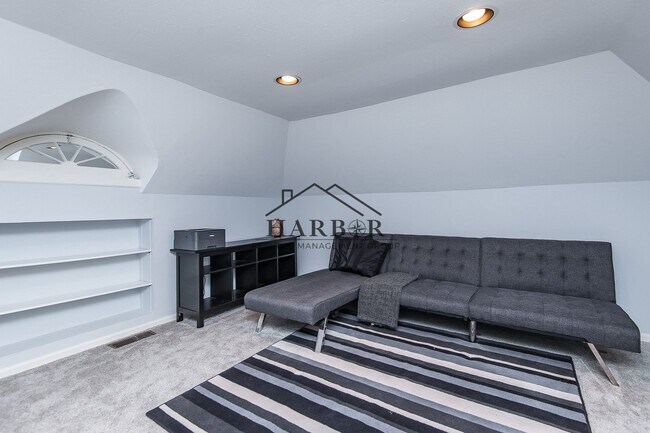 Foto del edificio - Updated Craftsman Living: 2BR/2BA + Den in NW Rochester