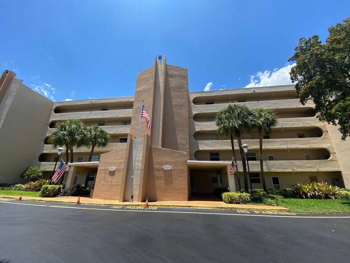 Foto principal - 6461 NW 2nd Ave