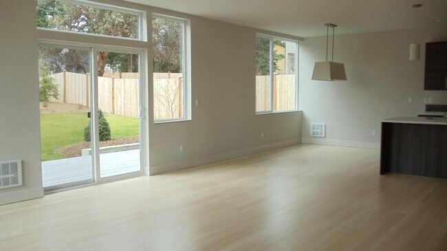 Building Photo - 4 bedroom in Seattle WA 98125