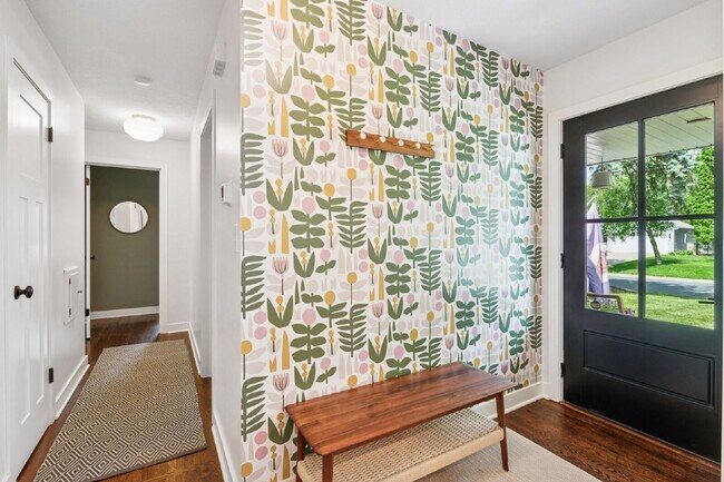 Foto del edificio - Edina Beauty with Custom Kitchen, Updates ...