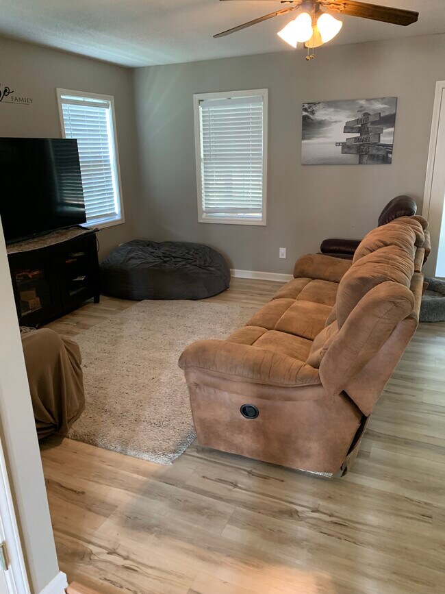 Foto del edificio - 102 Country Garden Ln