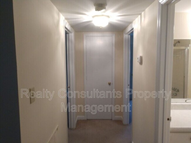 Building Photo - 1003 Robinhood Rd