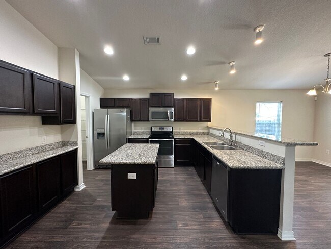 Building Photo - 4 bedroom 2 bath craftsman style home for ...