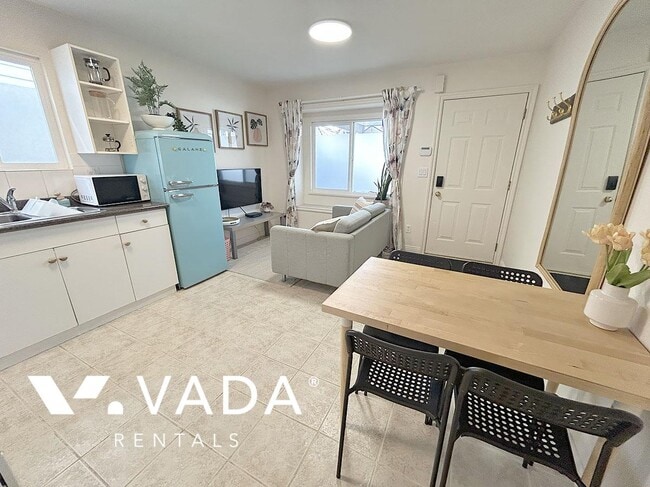 Photo du bâtiment - Furnished 2 Bed Garden Suite Rental 759B E...
