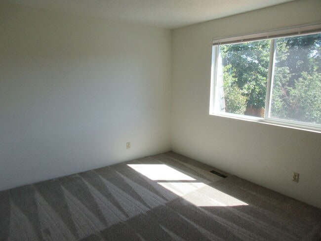 Building Photo - rstonew