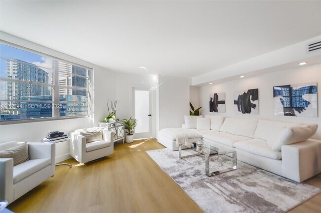 Foto del edificio - 801 Brickell Bay Dr