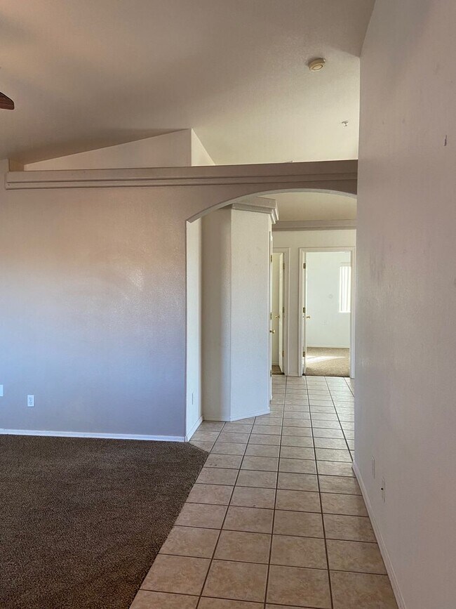 Foto del edificio - Unfurnished - Long Term Rental - Pet with ...