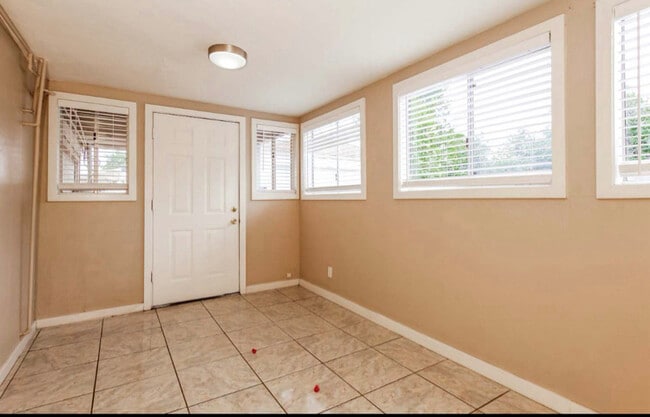 Foto del edificio - 1046 E Indianola Ave