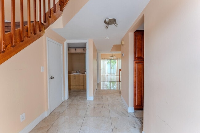 Building Photo - 626 NE 195th St