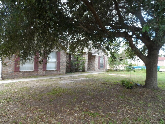 Foto del edificio - BEAUTIFUL BRICK 4 BEDROOM 2 BATH HOME AVAILABLE NOW CONTACT KAREN GUARDINO, REALTOR 386-747-9295