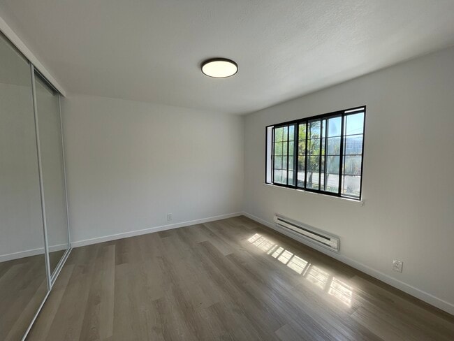 Building Photo - West End Villas
