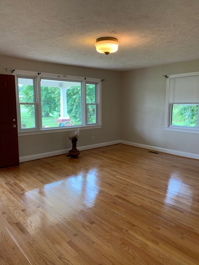 Building Photo - Beautiful 5 bed/2 bath house