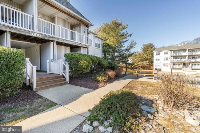 Building Photo - 600 Waters Edge Dr