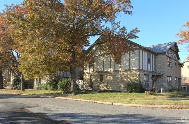 Building Photo - Oak Park Town Homes
