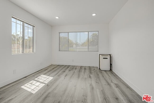 Building Photo - 124 S Almont Dr