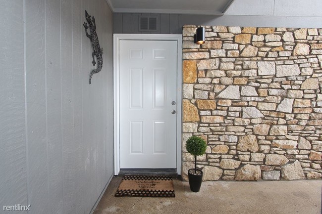 Building Photo - 743 Byrnes Dr