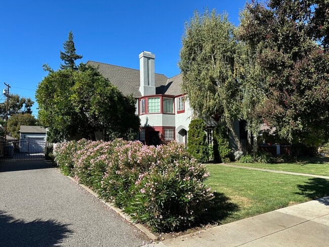 Building Photo - 507 S 15th St