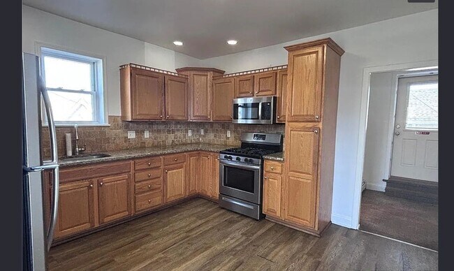 Building Photo - Spacious 3-Bedroom Apartment with Parking Limited-Time Offer!