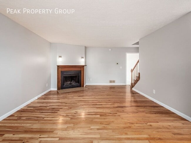 Building Photo - 2009 Queensgate Ln