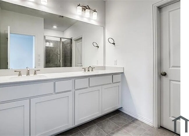 Building Photo - 7557 Regal Ln