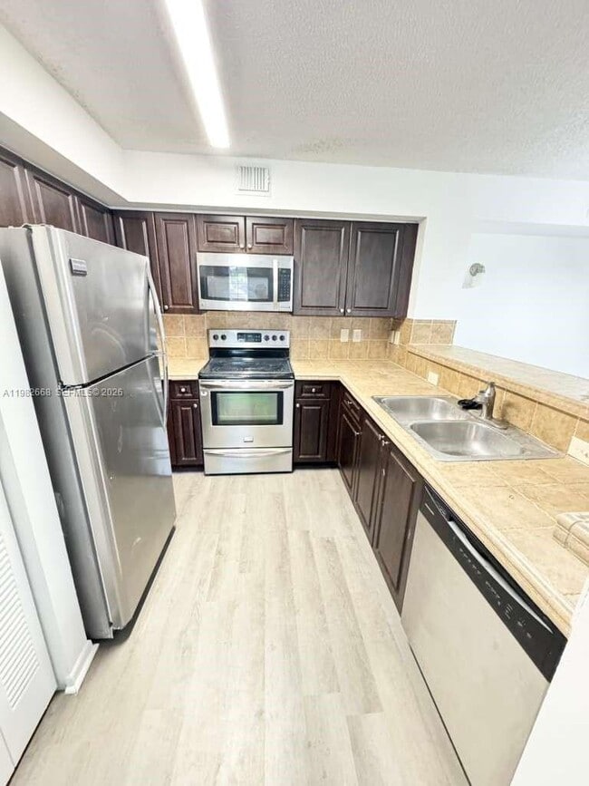 Foto del edificio - 1733 Village Blvd