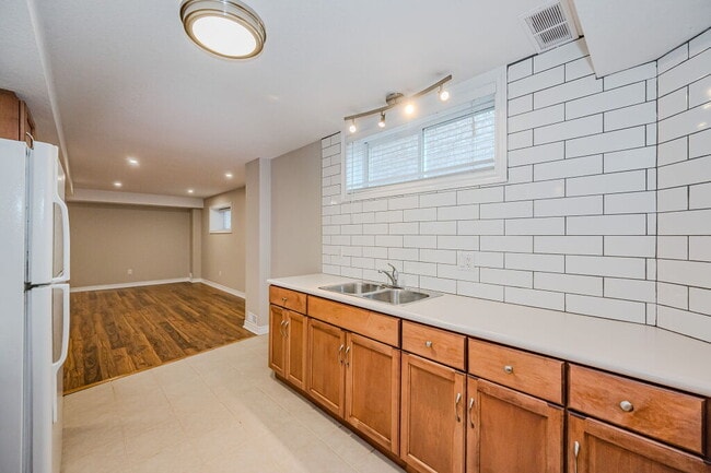 Building Photo - 986 Edinburgh Rd S