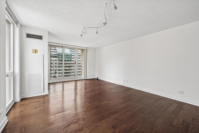 Building Photo - 200 N Dearborn St