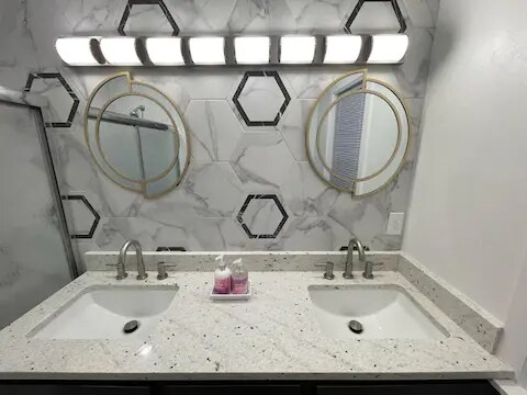 Foto del edificio - 701 NE 24th St