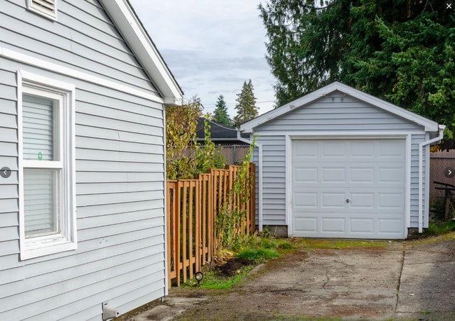 Building Photo - 2723 Locust Ave W