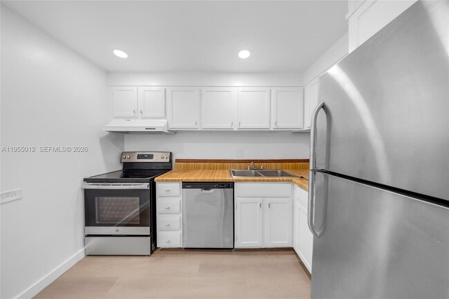 Building Photo - 3650 Inverrary Dr