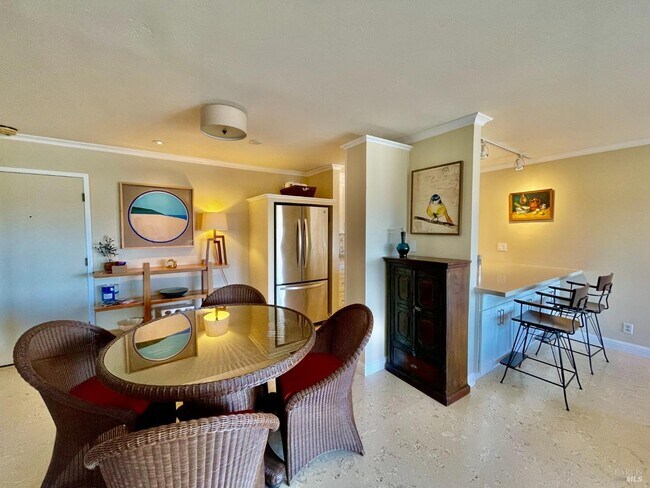 Foto del edificio - 370 Eden Roc Dr