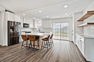 Building Photo - 902 SW Hopi Cir