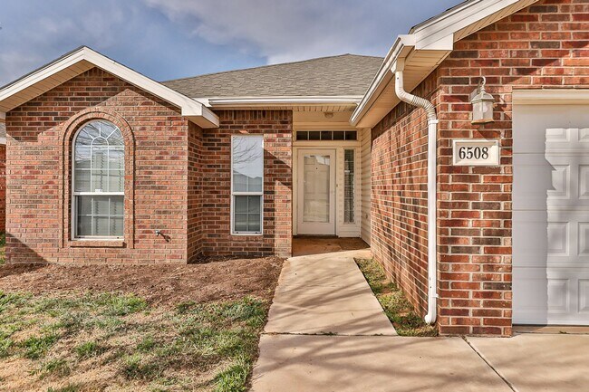 Building Photo - Recently Updated, Large 3/2/2 with Bonus R...