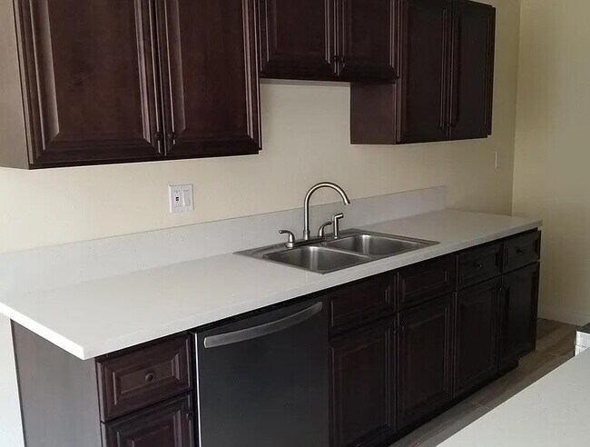 Foto del edificio - "Chic 2-Bed, 2-Bath Retreat in Prime Encino Location – 901 Sq Ft of Modern Comfort!"