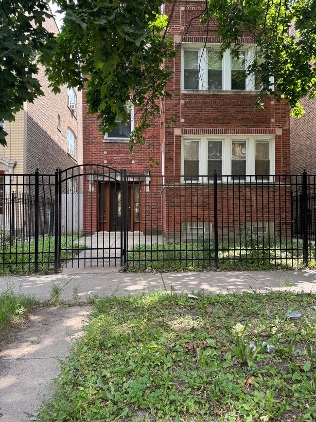 Building Photo - 6327 N Francisco Ave