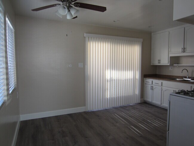 Foto del edificio - 8390 Walker St