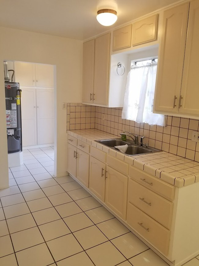 Foto del edificio - 2100 W Olympic Blvd