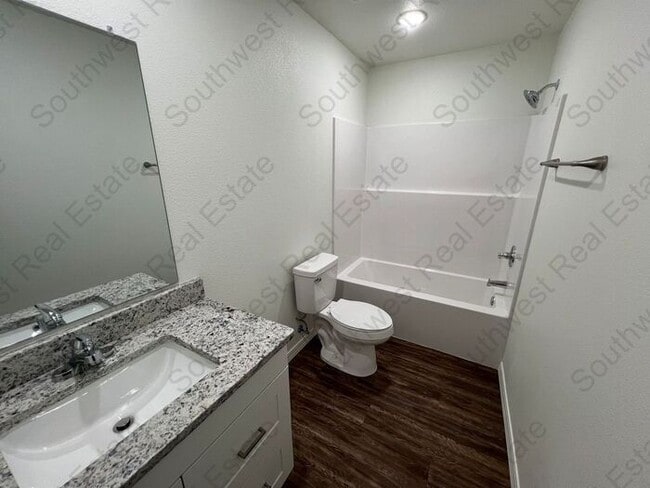 Foto del edificio - New Spacious 2 bedroom 2 bath Duplex.