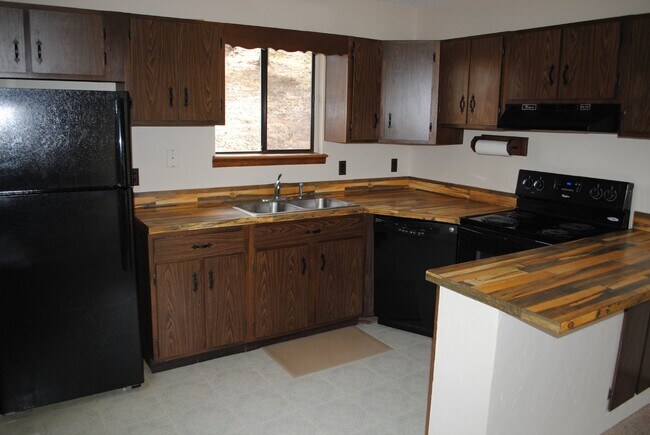 Building Photo - Nice Mountain Cabin with Great Views!