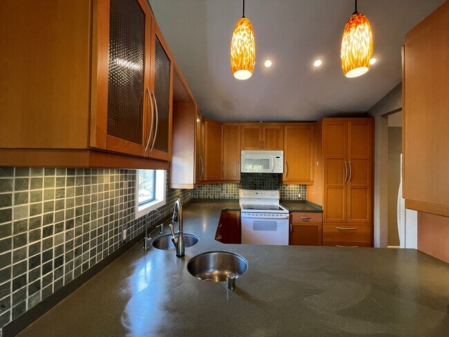Building Photo - 2343 Fairway Dr
