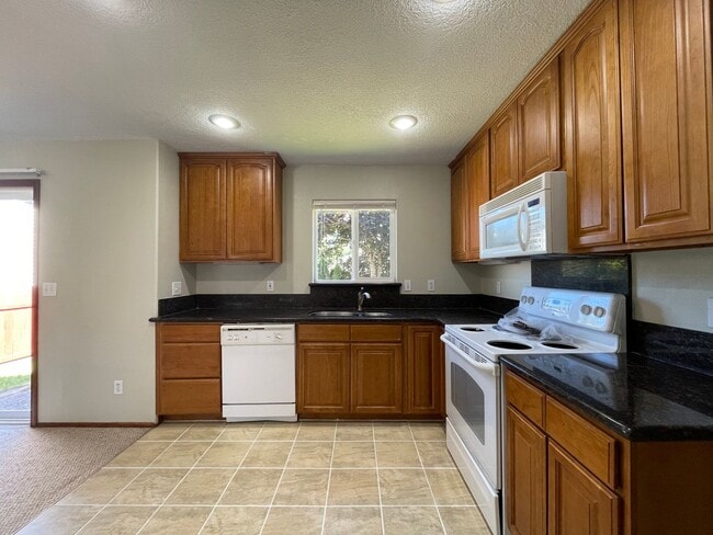 Building Photo - Bright 3 Bedroom 2.5 Bathroom House ~ Wash...